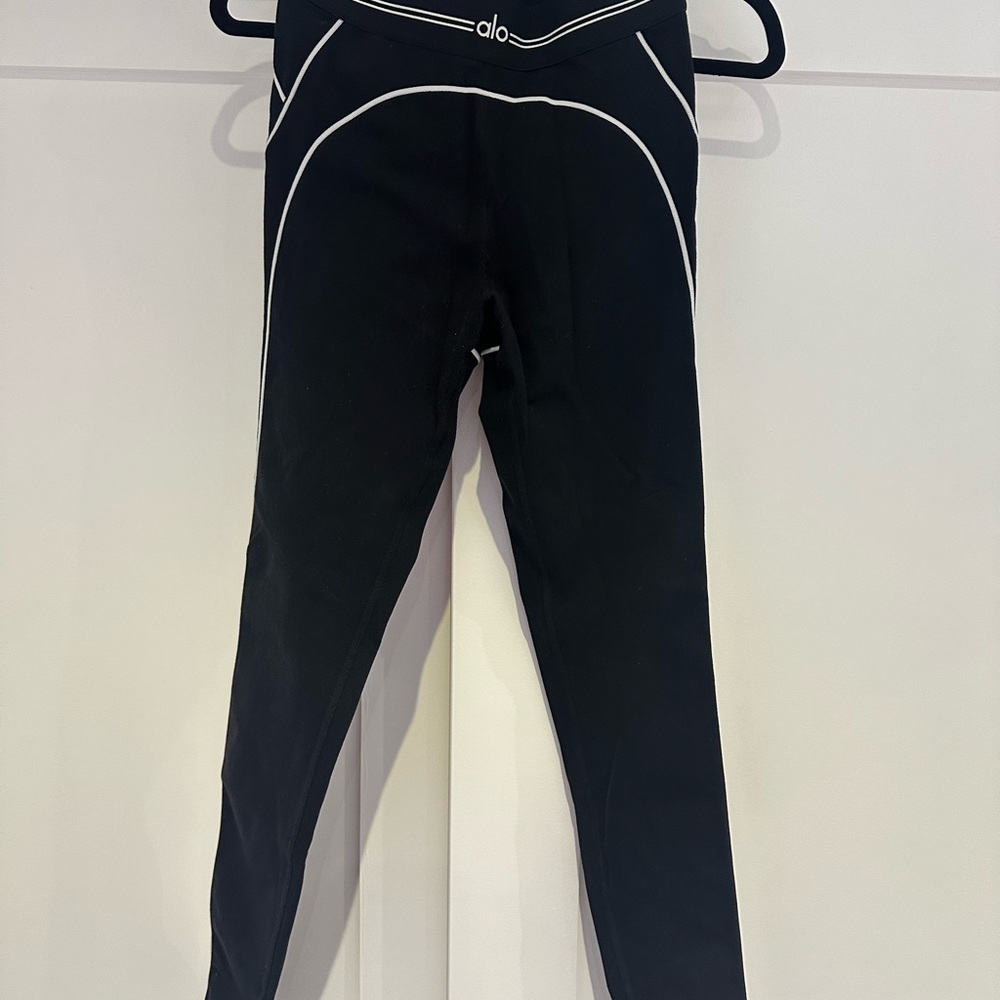 ALO Yoga Black Ergonomic Leggings with Moisture-Wicking Fabric